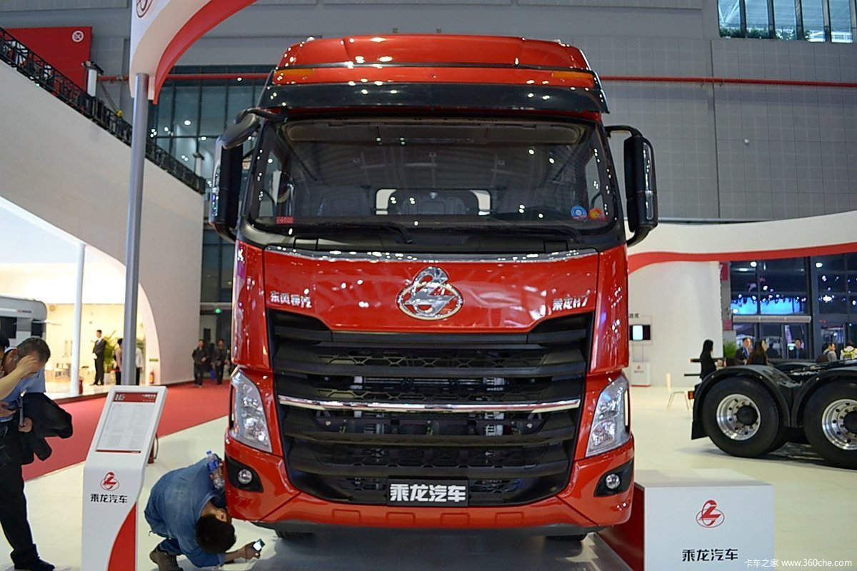 柳汽 乘龙h7 430马力 6x2r 后提升牵引车