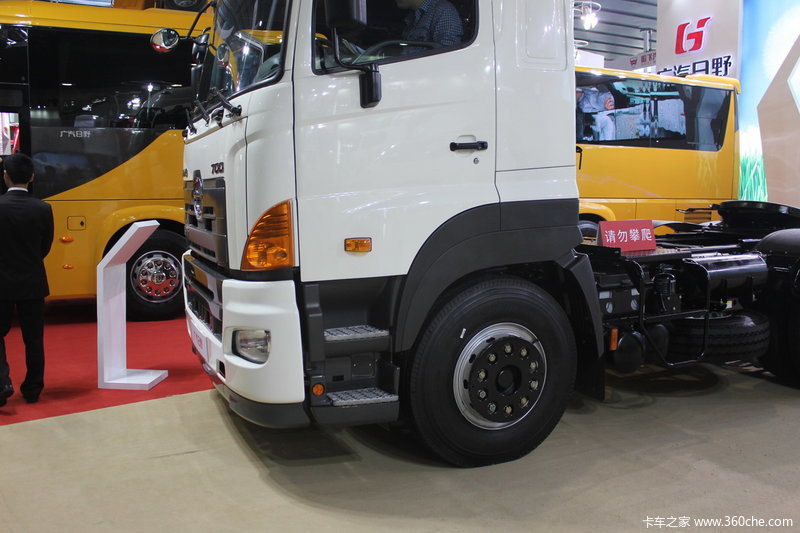 广汽日野 700系列 6x4 牵引车