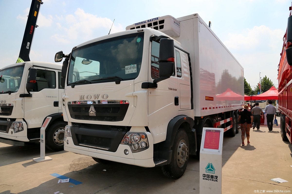 中国重汽t5g340马力8x4冷藏车