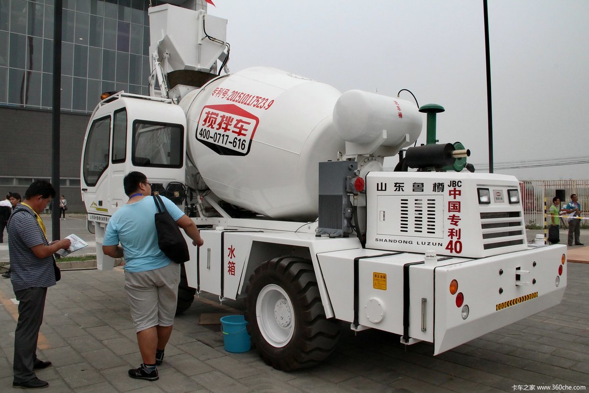 鲁樽自装料搅拌车