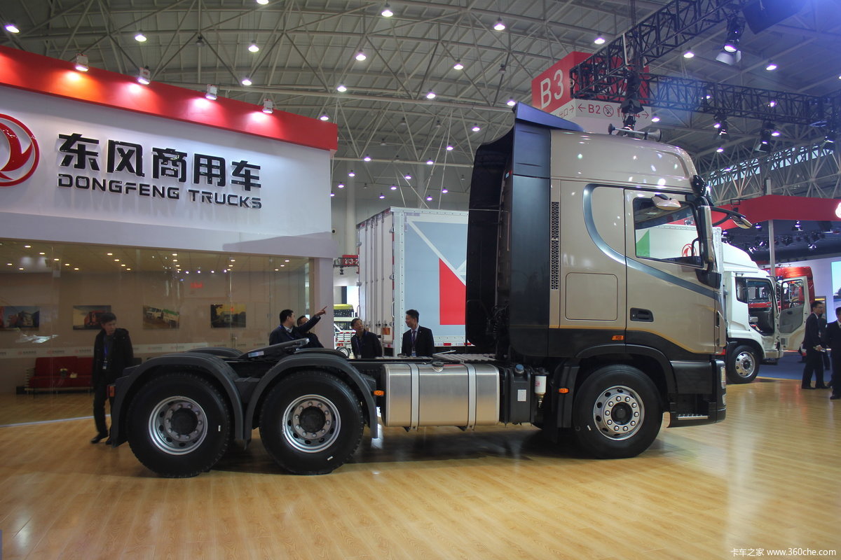 东风天龙旗舰 450马力 6x4 牵引车