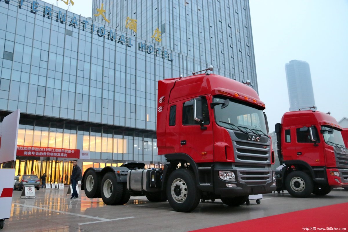 2015江淮格尔发a5w 6x2 牵引车展台