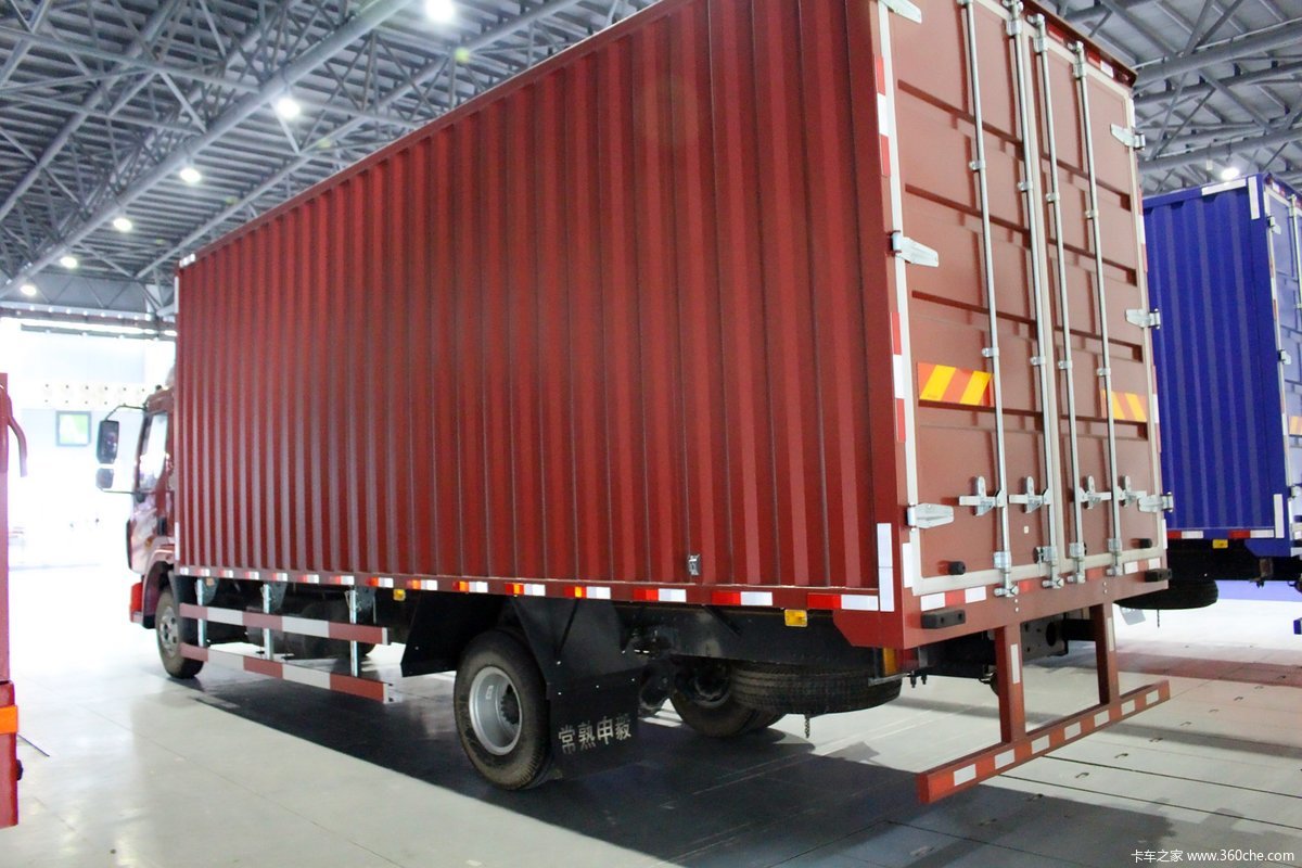 柳汽乘龙m34x2厢式载货车