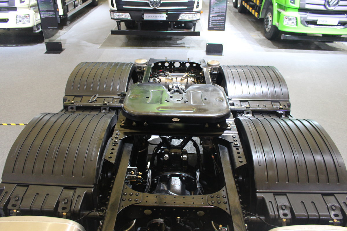 欧曼est a红色6x4牵引车isg动力