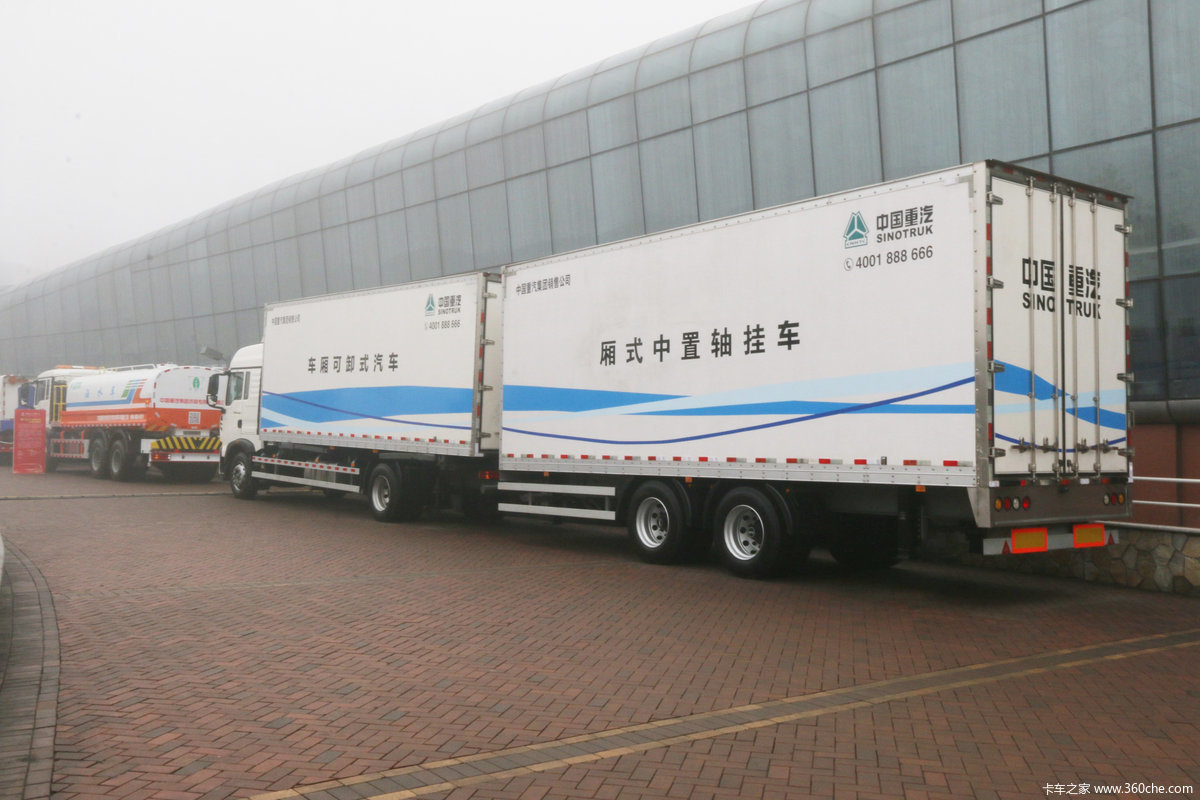 重汽豪沃t5g 340马力 4×2 中置轴载货车