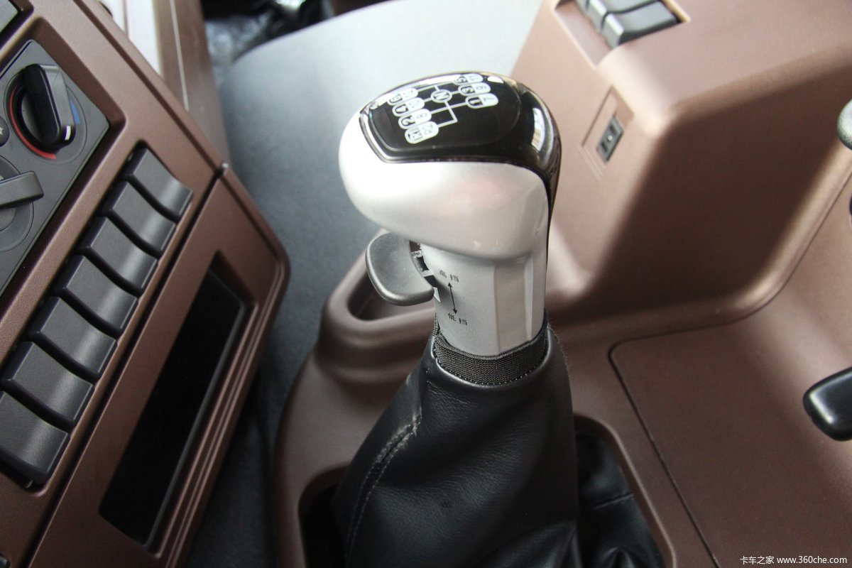 斯太尔 d7b 380马力 6×4牵引车