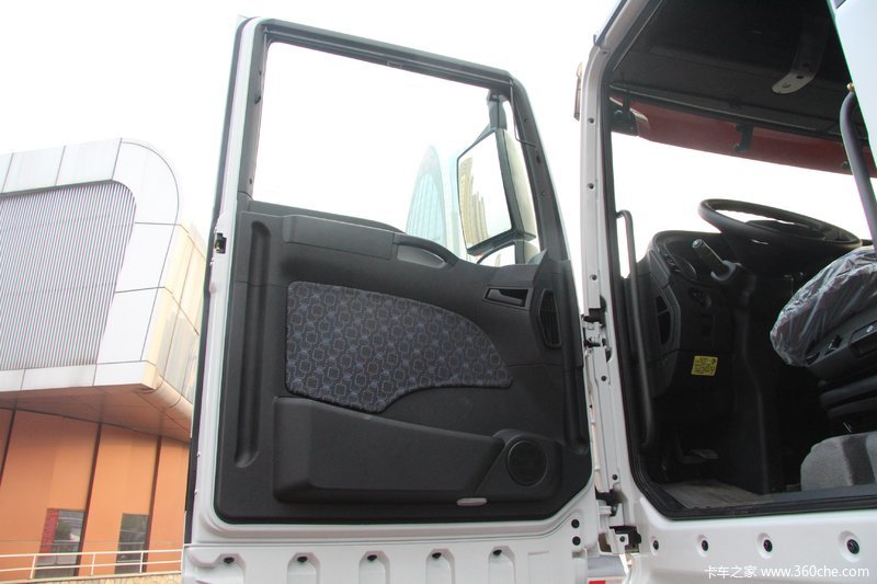 汕德卡 c7h 440马力 8x4冷藏车