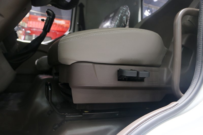 东风柳汽 新乘龙m3 220马力 4x2载货车