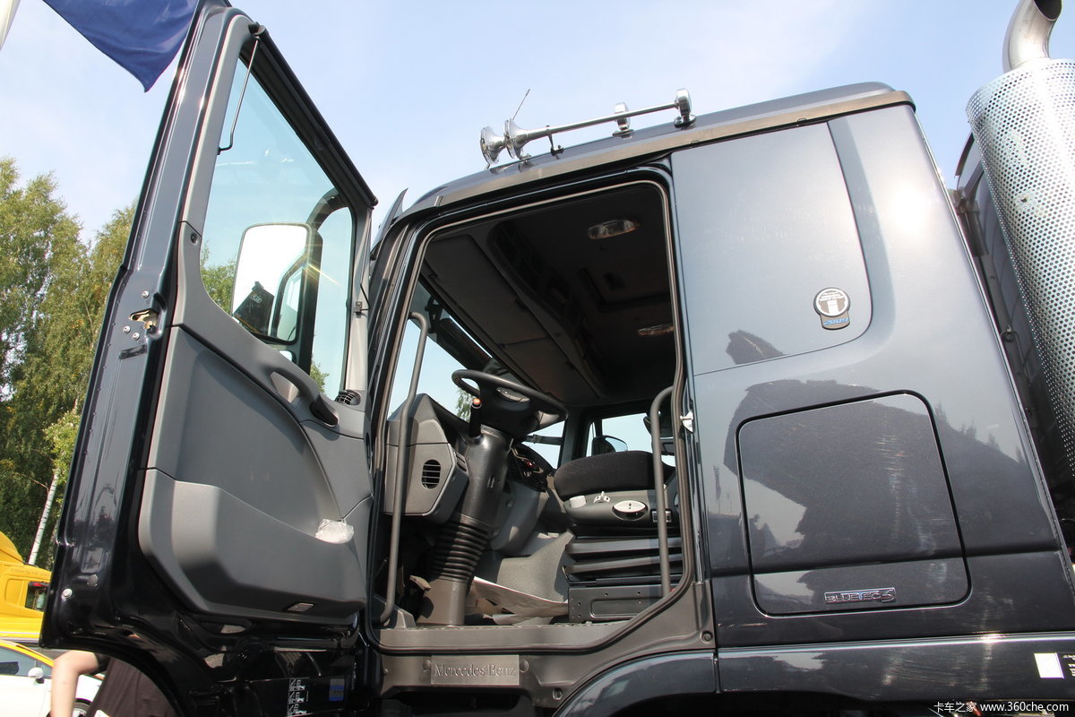 奔驰actros8x8底盘车