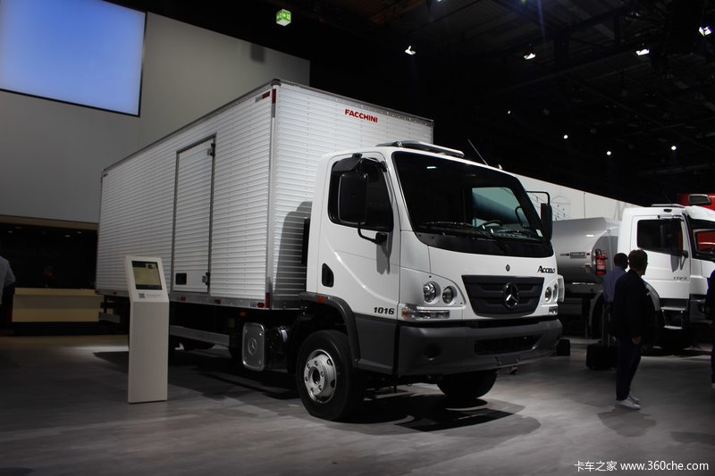 奔驰accelo4x2厢式载货车1016