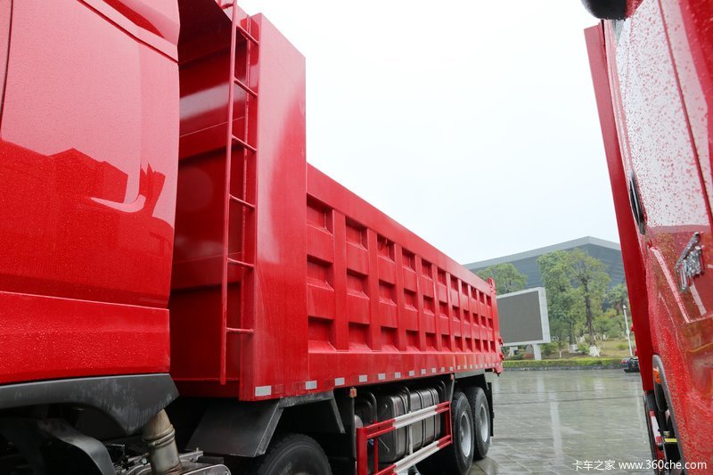 乘龙h7 520马力 8x4 自卸车