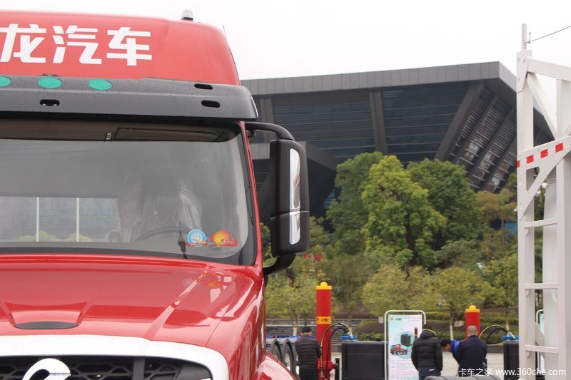 乘龙t5430马力6x4lng长头牵引车