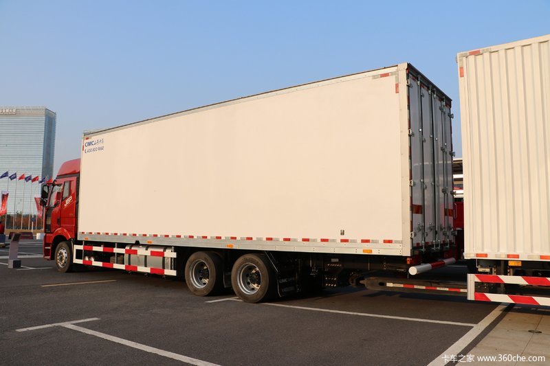 新j6p重卡领航版460马力6x2r94米中置轴载货车