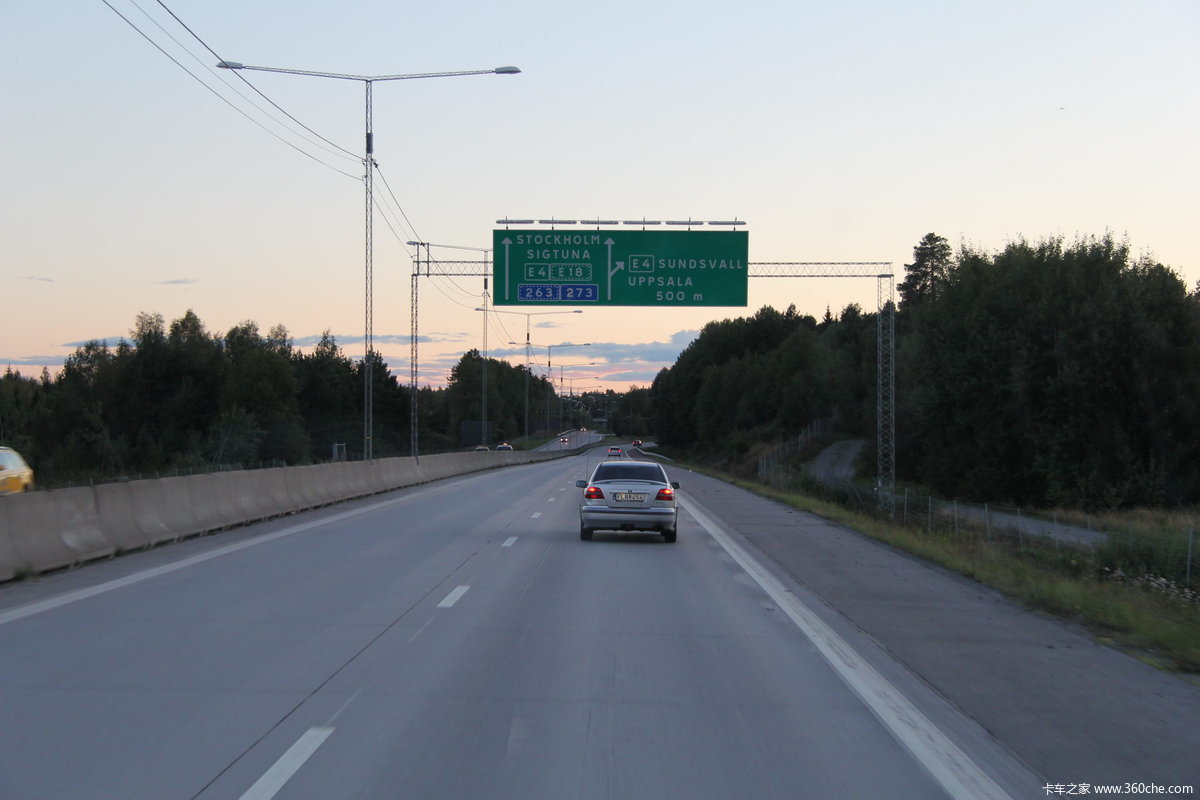 瑞典高速公路上行驶的卡车