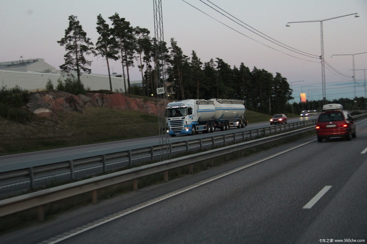 瑞典高速公路上行驶的卡车