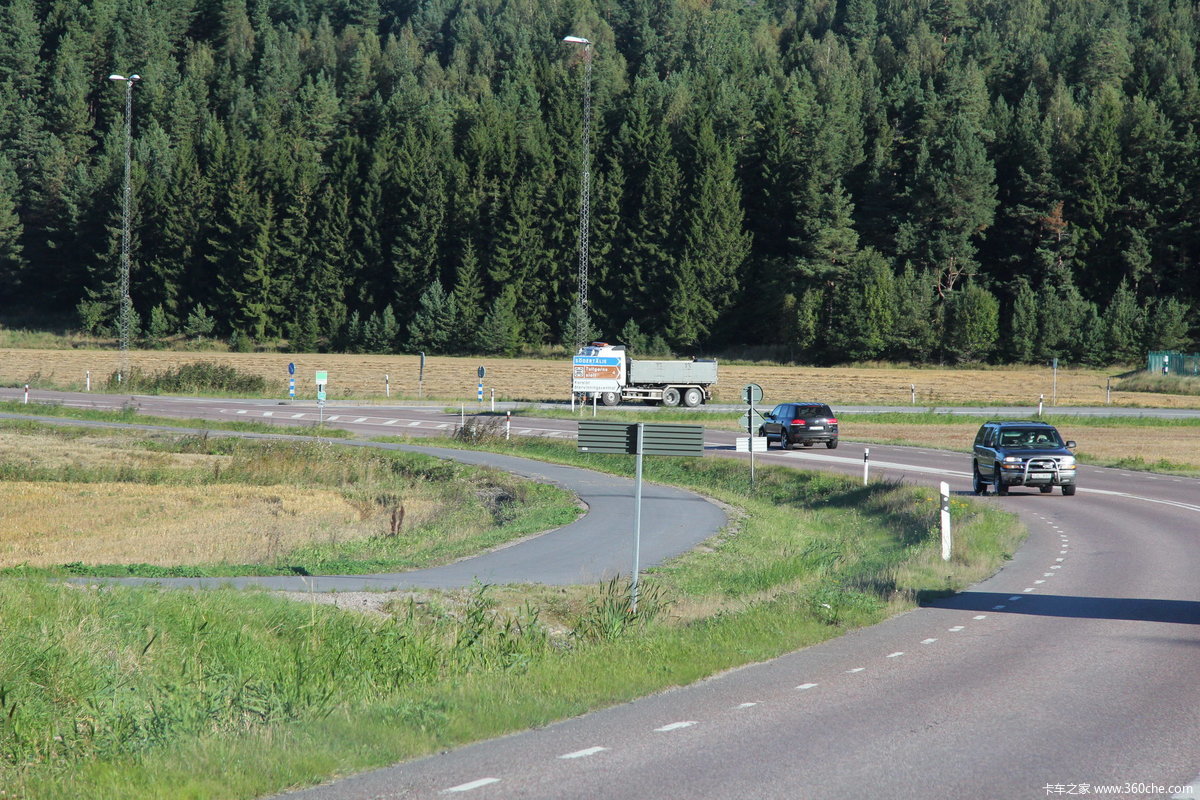 瑞典高速公路上行驶的卡车