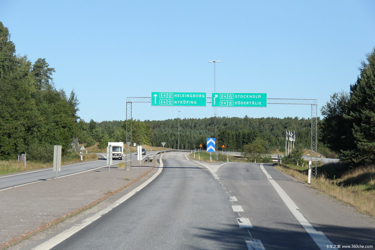 瑞典高速公路上行驶的卡车