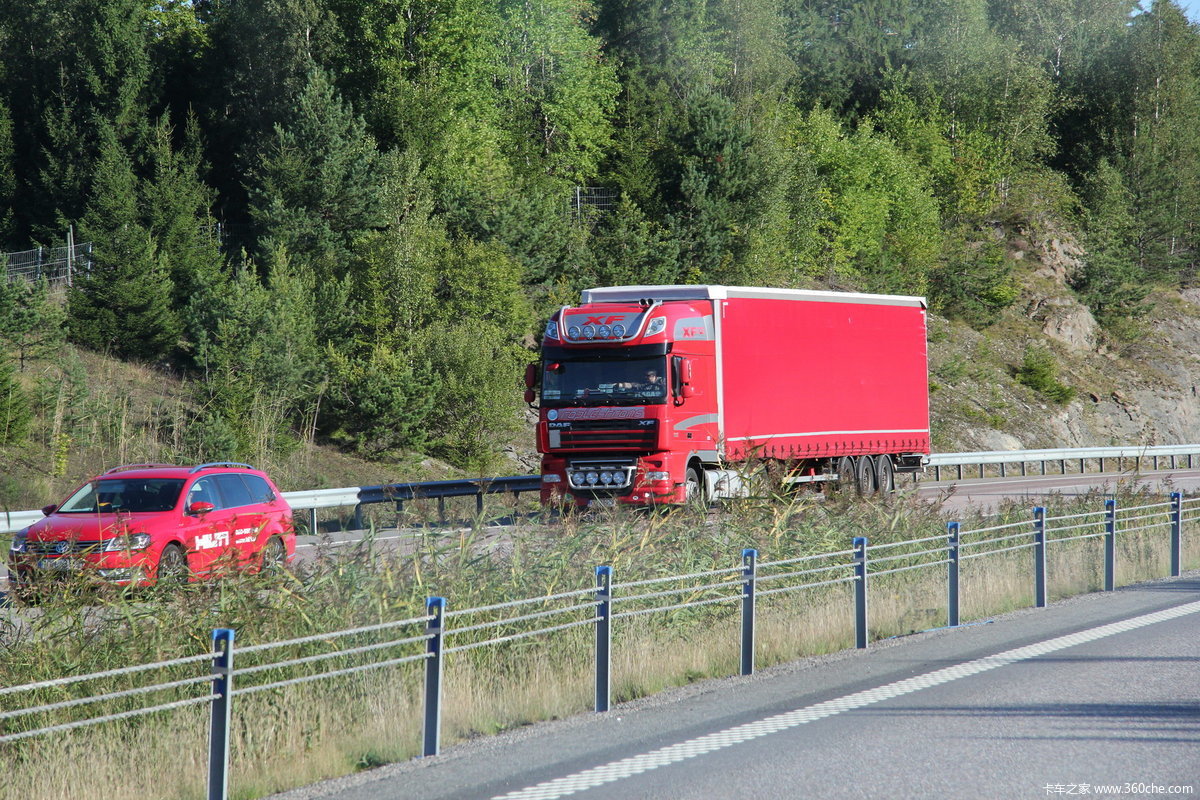 瑞典高速公路上行驶的卡车