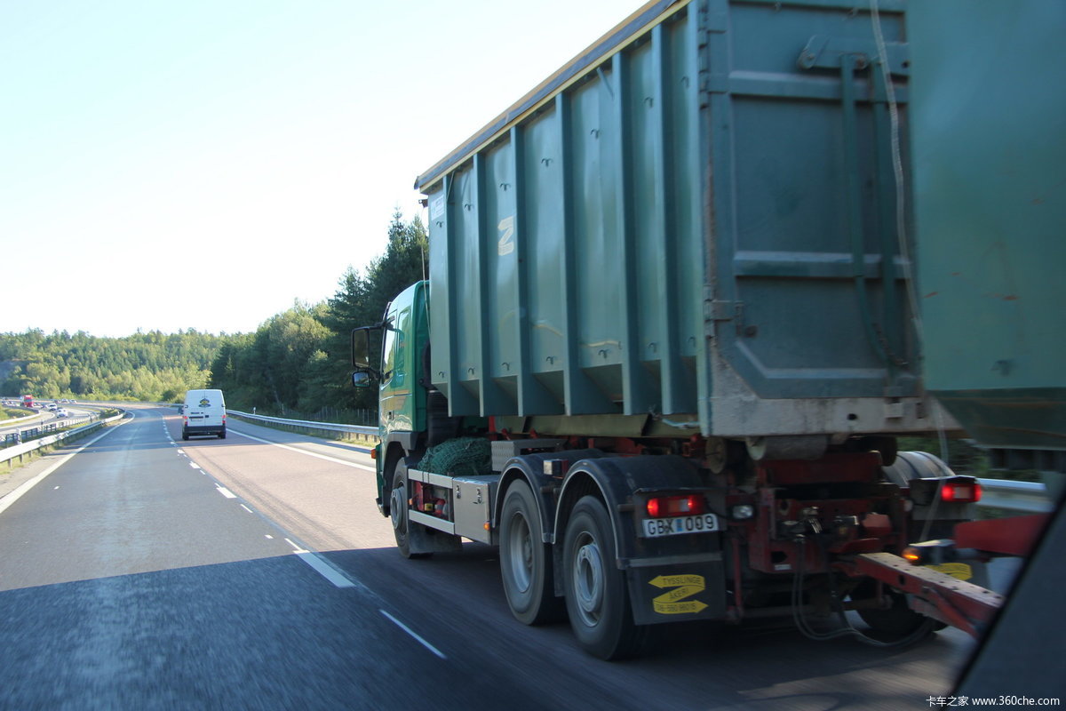 瑞典高速公路上行驶的卡车