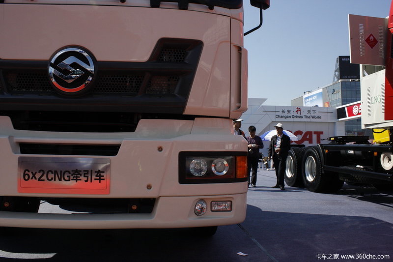 长安重汽 6x2压缩天然气牵引车
