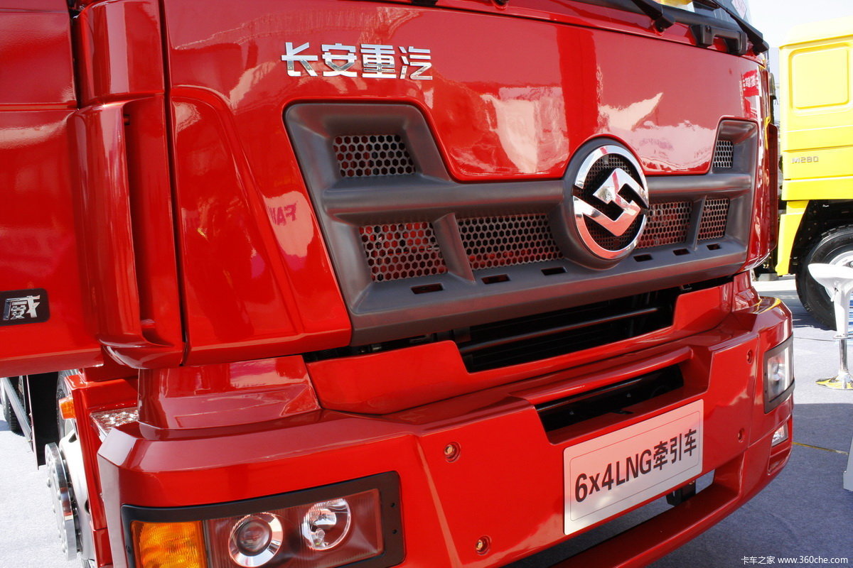 长安重汽 6x4液化天然气牵引车