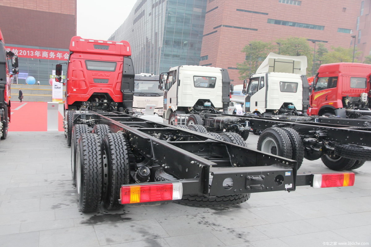 解放j6m 8x4载货车底盘(新道依茨)