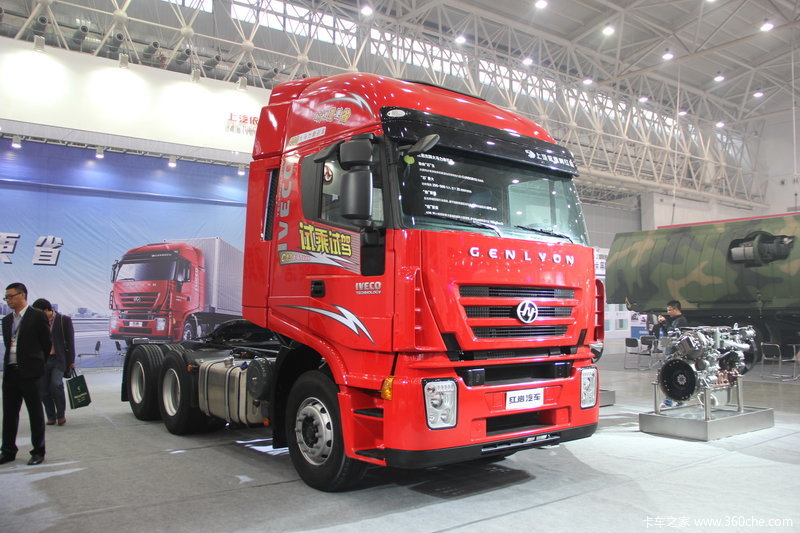 上汽依维柯红岩杰狮480马力 6x4牵引车