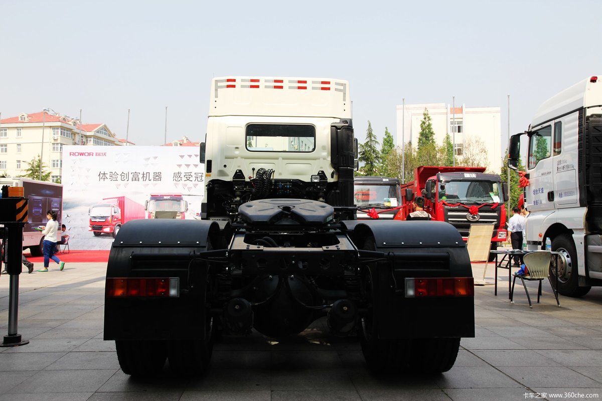 广汽日野 700系列 6x4牵引车
