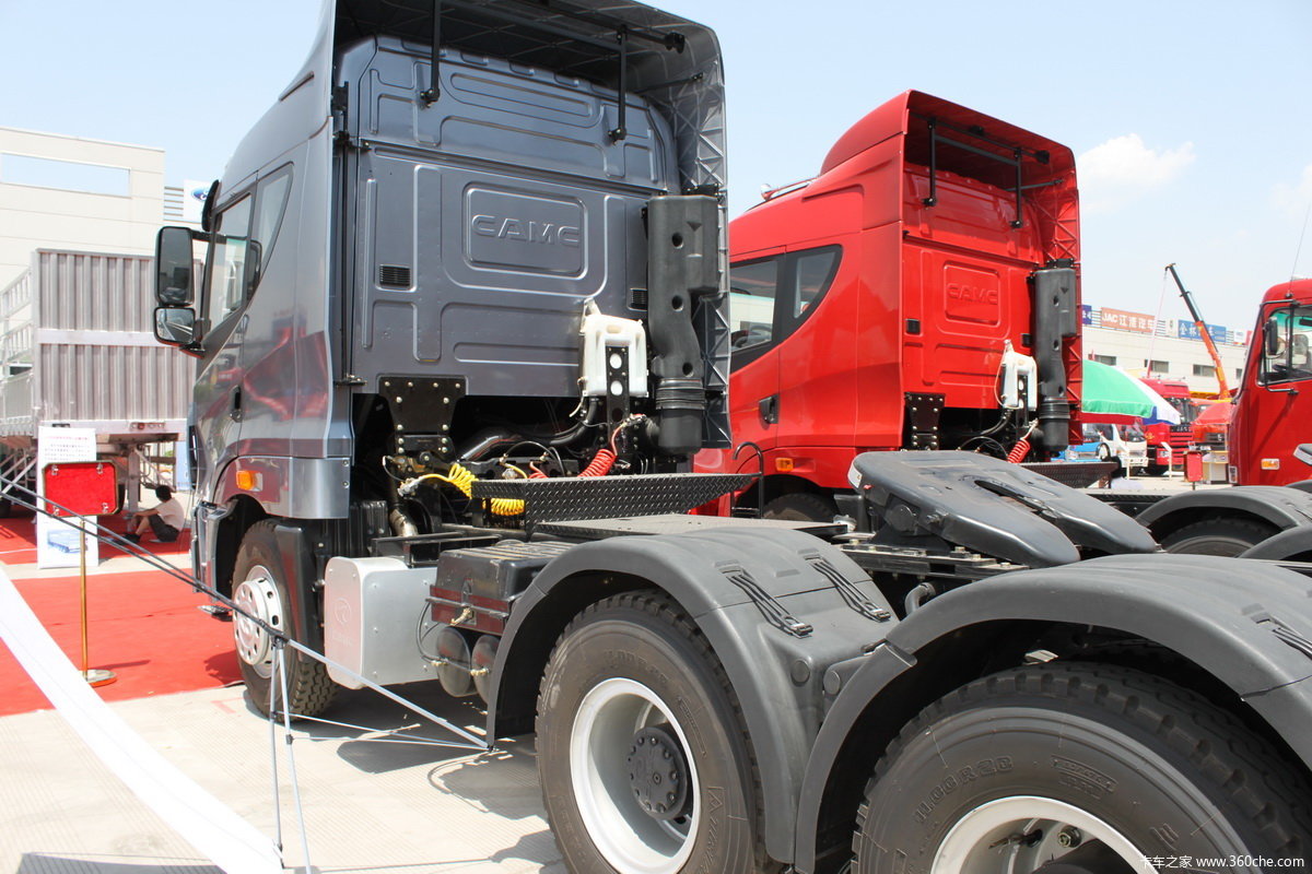 华菱星凯马6x4牵引车