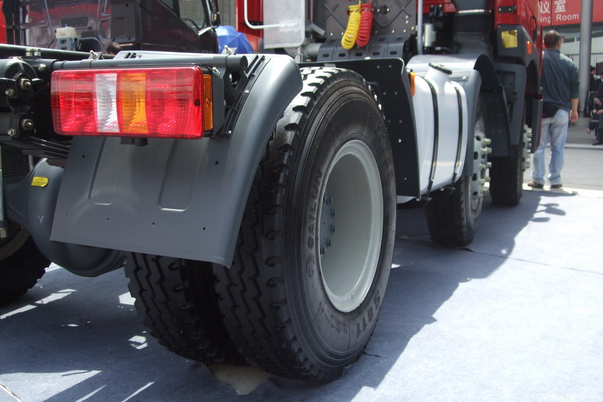 解放奥威6x2牵引车