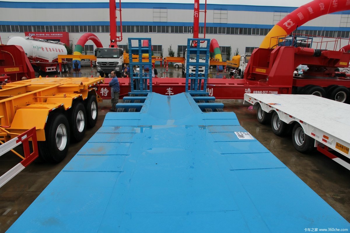 杨嘉低平板半挂车