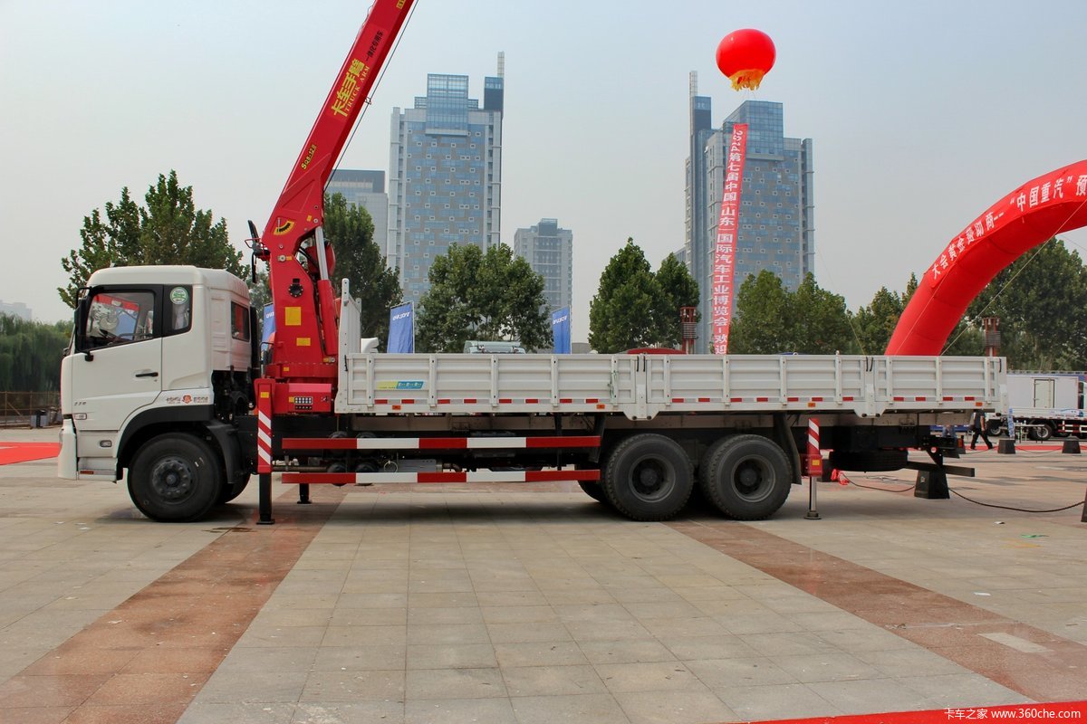 济南车展东风天锦随车吊