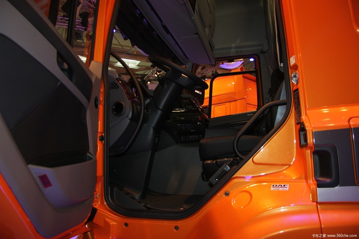 汉诺威车展达夫cf310马力4x2牵引车