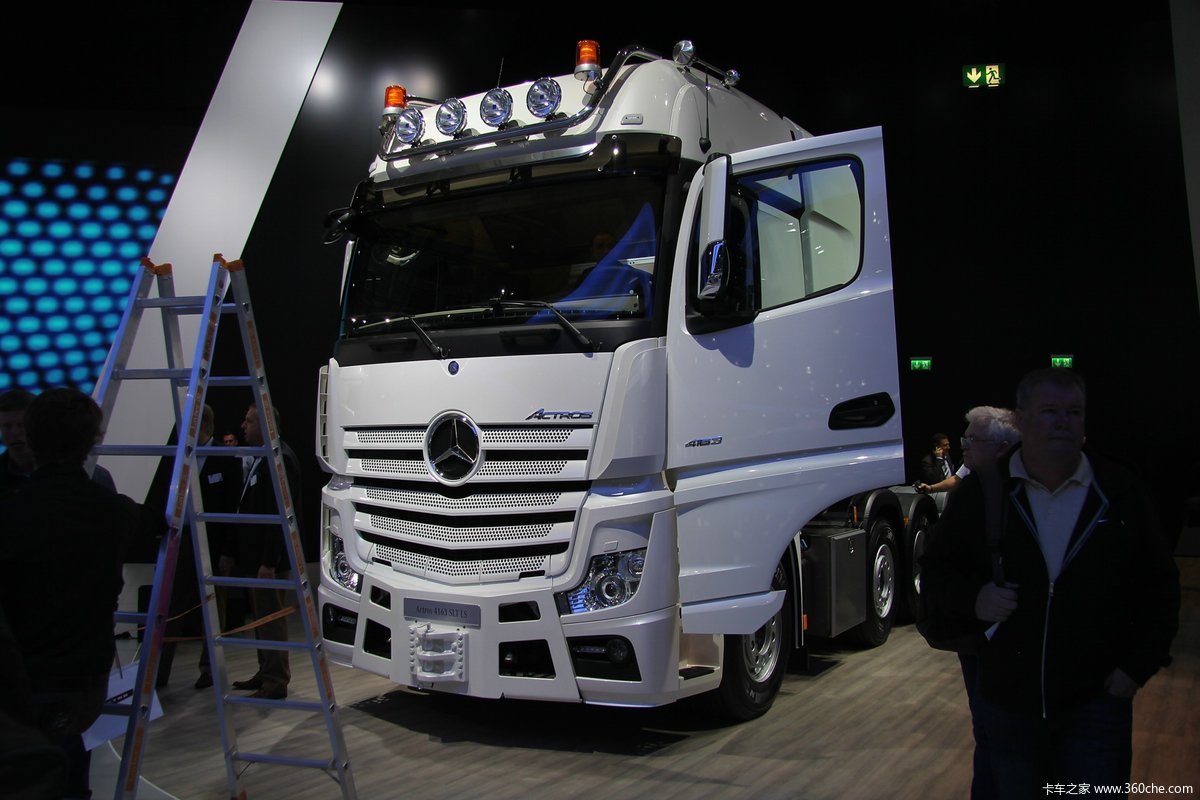 汉诺威车展:奔驰 actros 4163 8x4 630马力 大件牵引车