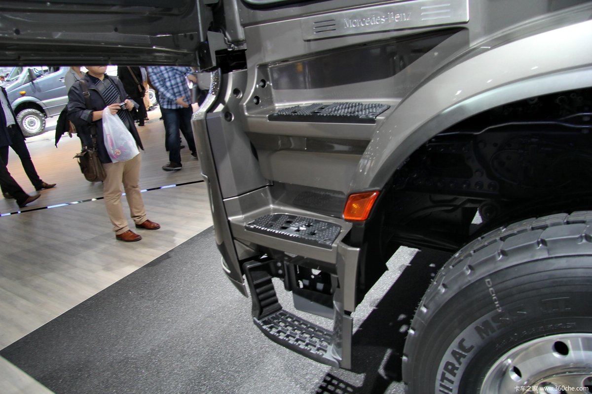 【图】汉诺威车展:奔驰 arocs 1843 430马力 4x2 牵引车_卡车之家