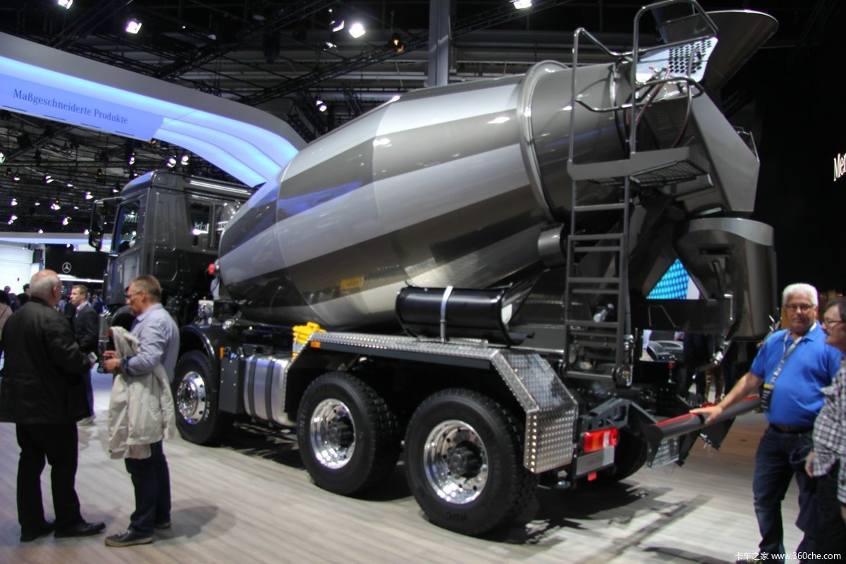 汉诺威车展:奔驰 arocs 3236 8x4 360马力 混凝土搅拌车