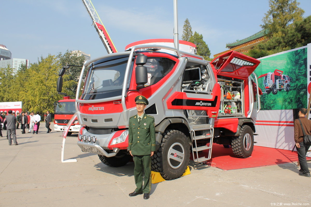 消防云梯车图片_32奔驰云梯消防车_消防云梯 网易新闻
