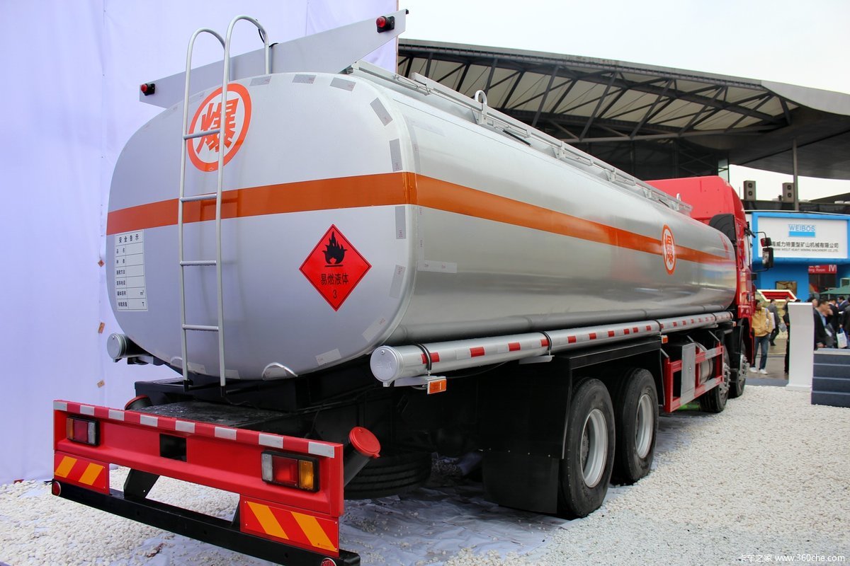 红岩杰狮8x4340马力油罐车
