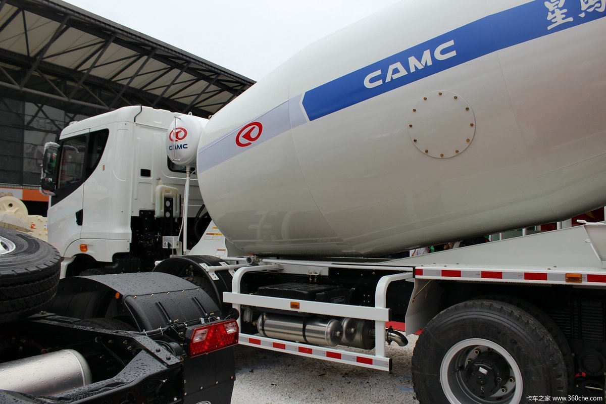 华菱星凯马8x4380马力搅拌车