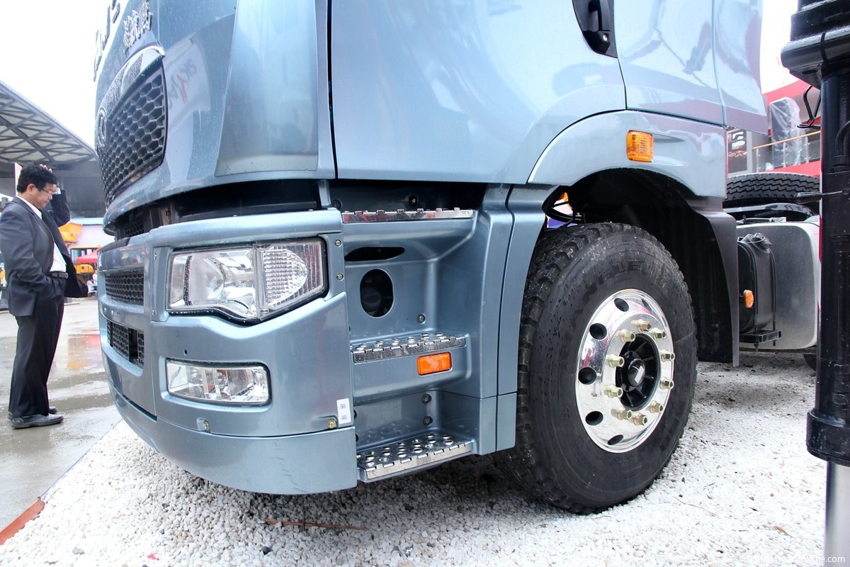 华菱星凯马 6x4 460马力 牵引车