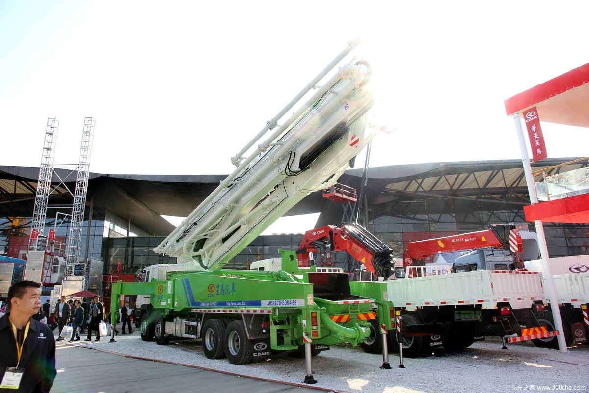 华菱星马8x456米混凝土泵车