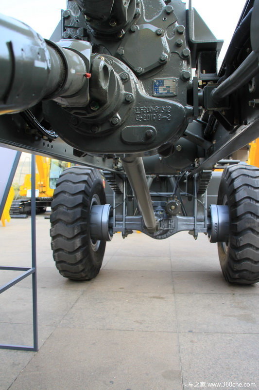 中国重汽howo4x4全驱除雪车底盘车