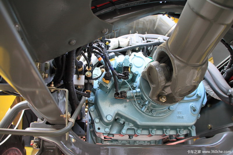 中国重汽howo4x4全驱除雪车底盘车