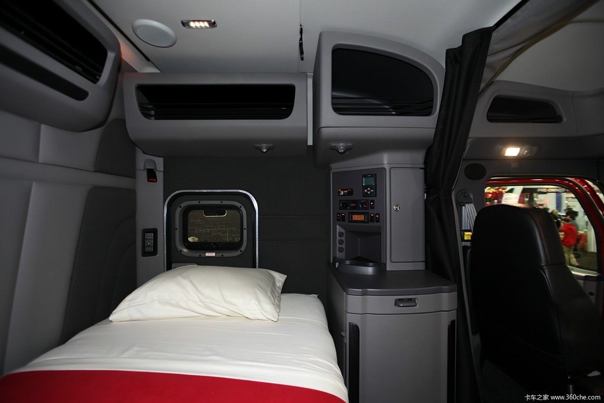 > 美国中部卡车展彼得比尔特展台 > mats:彼得比尔特579epio牵引车 25