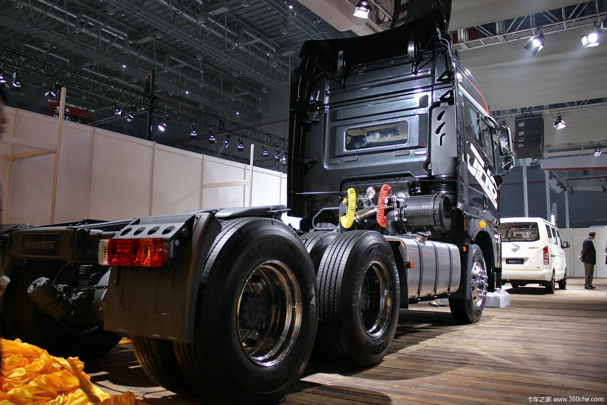 解放jh6460馬力6x4牽引車