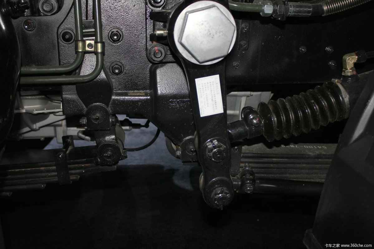 四川现代创虎410马力8x4载货车