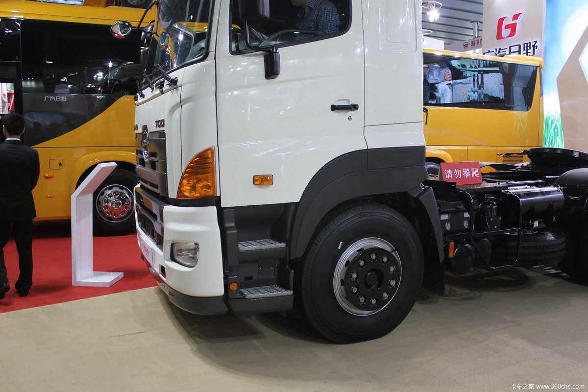 廣汽日野 700系列 6x4 牽引車