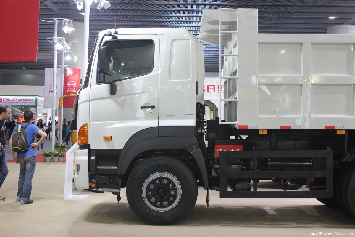 广汽日野 700系列 6x4 自卸车