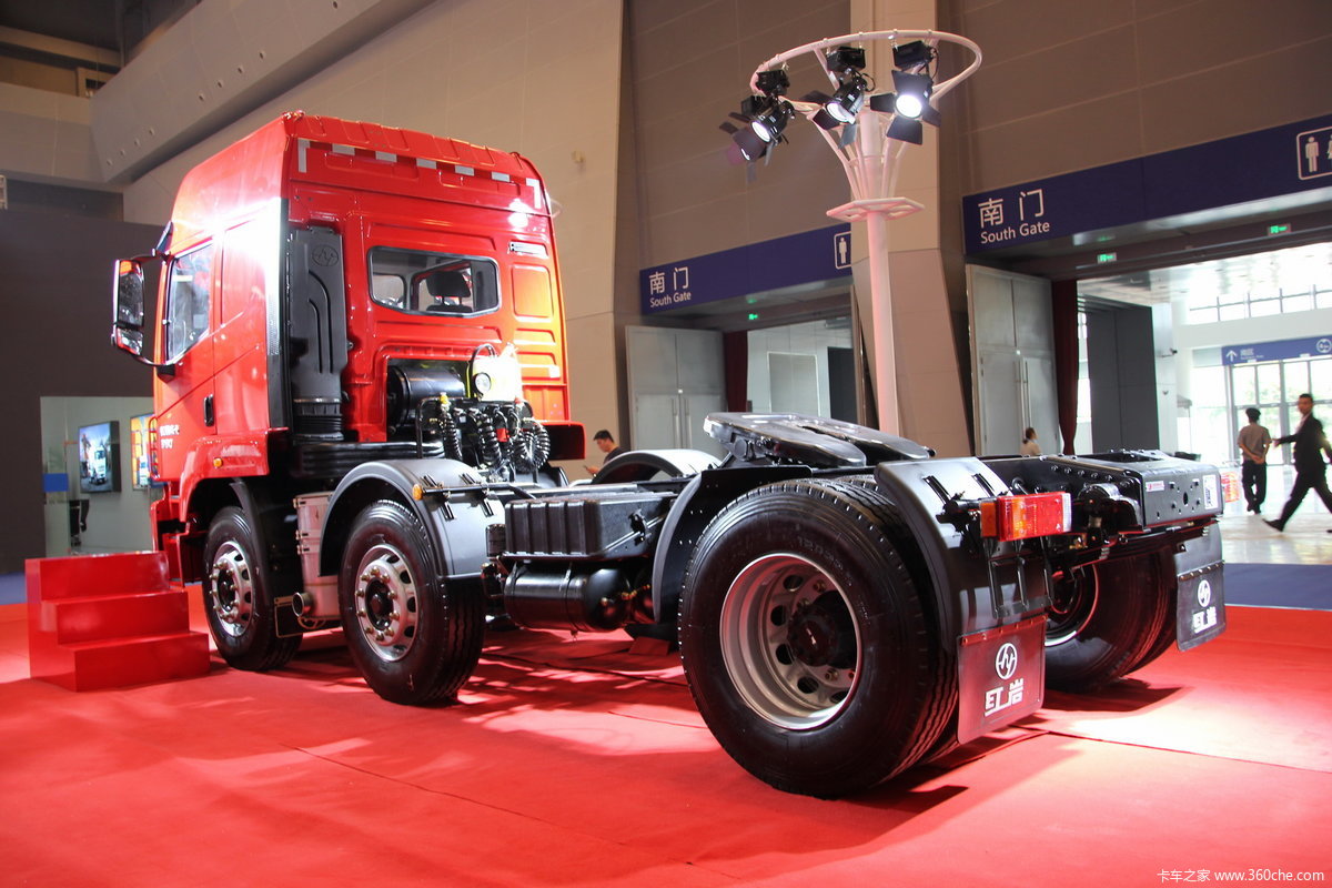 重庆车展:红岩杰卡 6x2牵引车