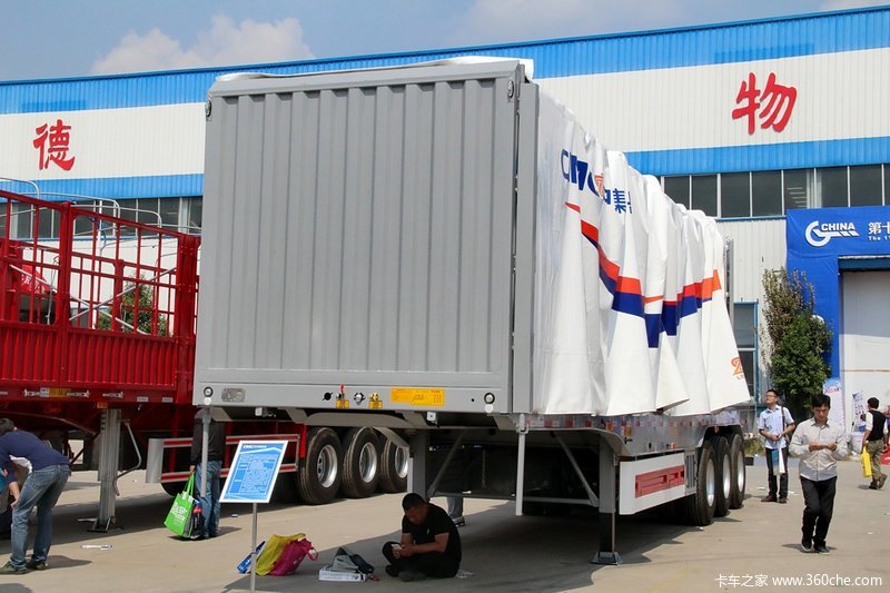 中集东岳13米厢式半挂车